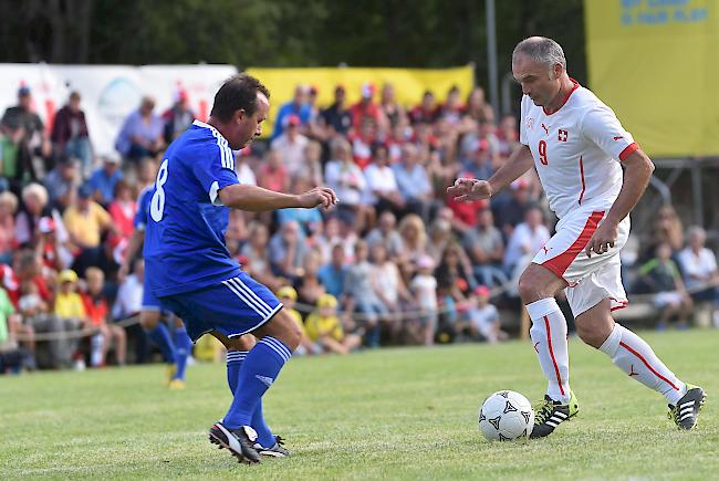 Georges Bregy gegen Stephane Chapuisat, das Prominentenspiel der Altstars bot viel Spektakel.