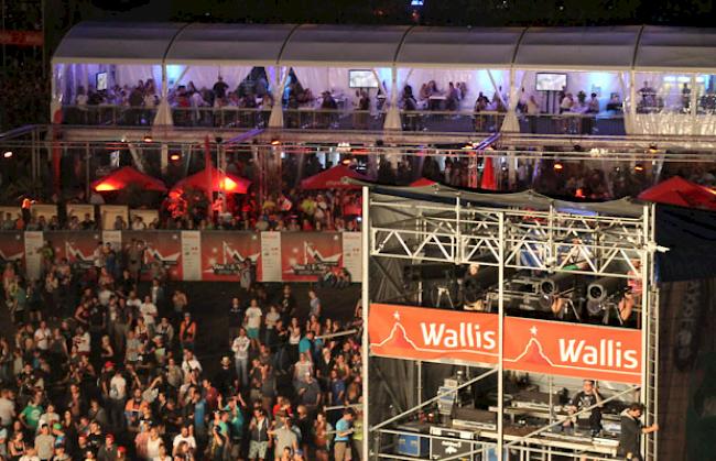 Tausende Zuschauer haben sich fürs Konzert der «Beatsteaks» vor der Red Stage eingefunden.