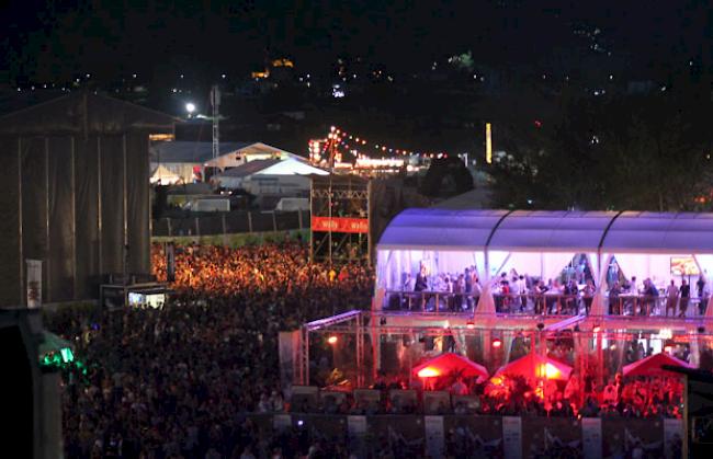 Tausende Zuschauer haben sich fürs Konzert der «Beatsteaks» vor der Red Stage eingefunden.