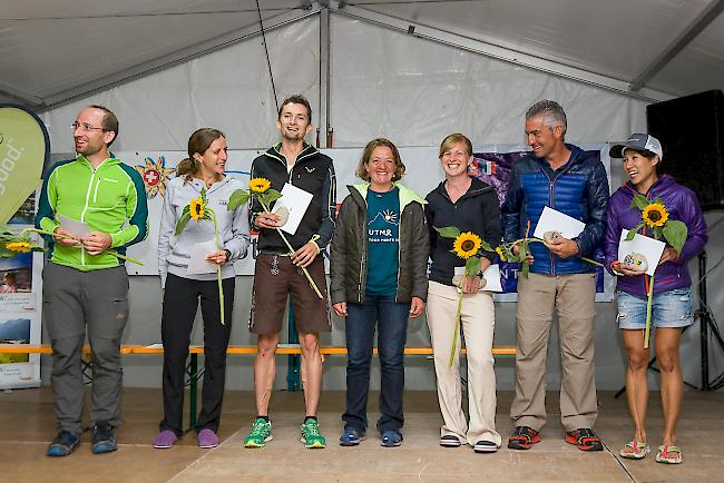 Lizzy Hawker in der Mitte umgeben von den Gewinnerinnen und Gewinner der diversen Kategorien.