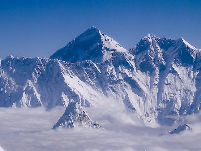 Mehr als 400 Menschen haben in diesem Frühling den Mount Everest erklommen.