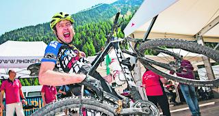 It&rsquo;s Rock &rsquo;n&rsquo; Roll. Sieger und neuer Rekordfahrer Lukas Buchli aus Samedan am Samstag in Grimentz. 