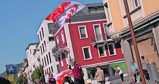 Schwungvoll. Auch Fahnenschwingerinnen und -schwinger zeigten in Siders ihr K&ouml;nnen. 