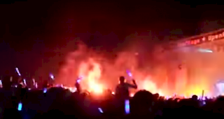 Unsinnige Aktion am Open Air in Gampel: Während dem Konzert von «The Prodigy» zündeten Festivalbesucher mehrere Pyros an.