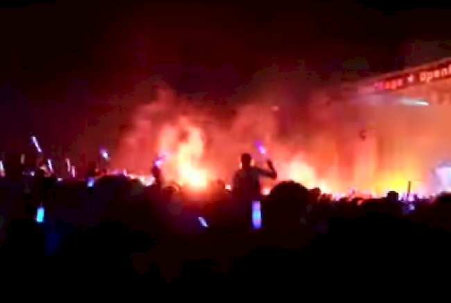 Unsinnige Aktion am Open Air in Gampel: Während dem Konzert von «The Prodigy» zündeten Festivalbesucher mehrere Pyros an.