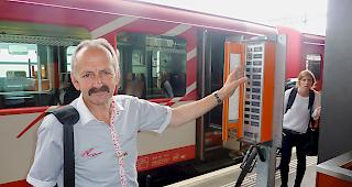 Zustimmung zur Abfahrt erteilt: Paul Perrig begleitet den MGB-Zug von Visp nach Zermatt.