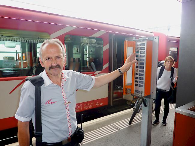 Zustimmung zur Abfahrt erteilt: Paul Perrig begleitet den MGB-Zug von Visp nach Zermatt.