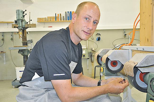 Ewald Gorsatt in seiner Werkstatt vor den von ihm modifizierten Schleifmaschinen.