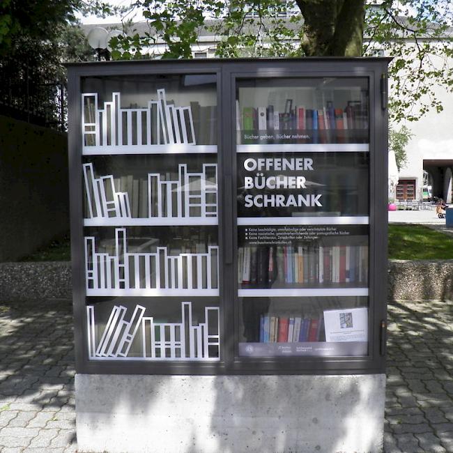 So wie hier in Olten könnte ein Bücherschrank auch im Oberwallis aussehen.