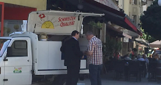 Franz Ruppen im Gespräch mit einem Passanten in der Visper Bahnhofstrasse vor seinem Wahlmobil.
