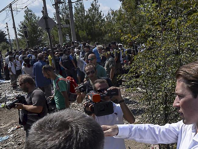 Der österreichische Aussenminister bei seinem Besuch am vergangenen Montag bei Flüchtlingen, die an der Grenze zwischen Mazedonien und Griechenland gestrandet waren. Am Samstag stand Kurz der CVP an ihrem Sommerparteitag in Bagnes VS Red und Antwort (Archiv).