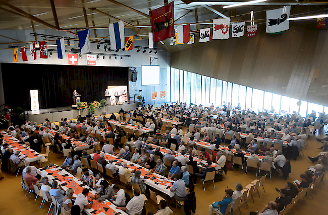 Voll besetzte Halle in Le Chable.