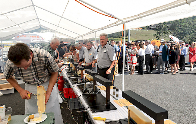 Grossandrang beim Raclettestand an der DV der CVP.