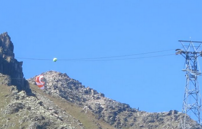 Glück im Unglück: Der Gletschirmpilot, der sich mit seinem Fluggerät am Sonntagnachmittag im Kabel der Luftseilbahn auf Eggishorn verfangen  hatte, konnte von der Rettungscrew der Air Zermatt gerettet werden.fds