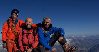 Die Tafel wurde am Sonntag von Simon Anthamatten, Bergf&uuml;hrer aus Zermatt (links), Laurent Gisel (Mitte), Rechtsberater des Internationalen Komitees vom Roten Kreuz, und Botschafter Nicolas Bideau, Leiter von Pr&auml;senz Schweiz (EDA), auf dem Gipfel der Dunantspitze angebracht.