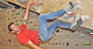Didier Jossen an der bestehenden Boulderwand im Schulhaus Bammatta in Naters.