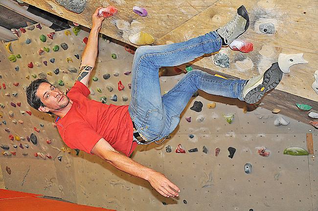 Didier Jossen an der bestehenden Boulderwand im Schulhaus Bammatta in Naters.