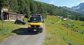 Ohne Zuschlag kein Bus Alpin: Ein Kleinbus von PostAuto bis Brunnebiel auf der Binneralp im Sommer.