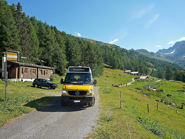 Ohne Zuschlag kein Bus Alpin: Ein Kleinbus von PostAuto bis Brunnebiel auf der Binneralp im Sommer.