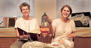 Jasmine Bayard und Bernadette Carlen gestalten einen Erz&auml;hlabend.