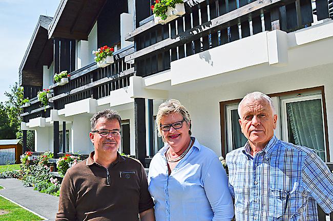 Architekt Guido Sprung, Pflegedienstleiterin Marie-Therese Albrecht-Grichting und Heimleiter Benno Tscherrig.