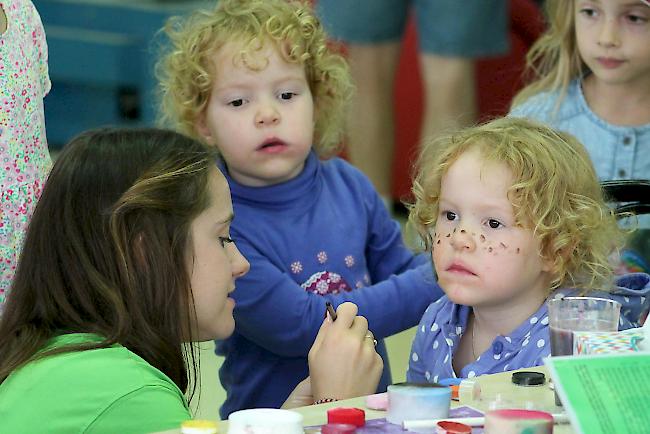 Sehr begehrt: Ein Platz beim Kinderschminken. 