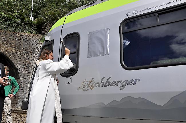 Pfarrer Andreas Bernardy tauft den Lötschberger