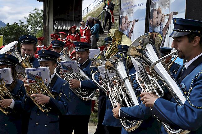 Die MG «Findneralp» Eggerberg umrahmte die Taufzeremonie des Lötschbergers musikalisch