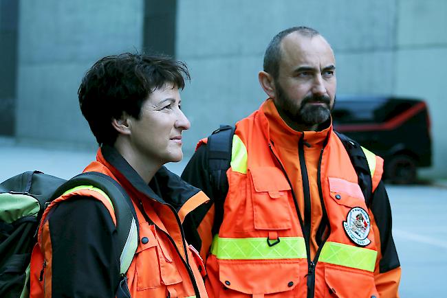 Hundeführerin Claudia Boltshauser mit ihrem SAR-Helfer. 