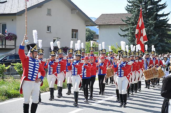 Wieder unten im Dorf: Alle scheinen den Abstieg unbeschadet überstanden zu haben.