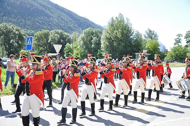 Die Tambouren und Pfeifer aus Raron/St.German marschieren ins Dorf ein.