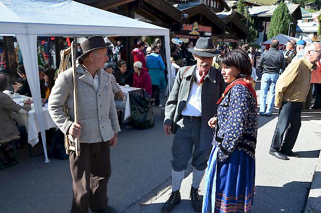 In alten Kleidern an der «Nostalgischen Genussmeile».