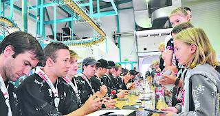 Autogrammj&auml;gerin. Melanie Squaratti aus Glis im Gespr&auml;ch mit dem EHC-Visp-Spieler Tomas Dolana. Bad in WB-Seiten.