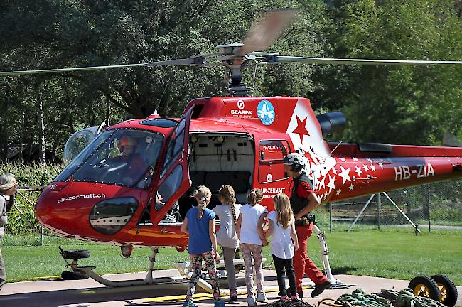 Alles einsteigen. Aufgeregt schwingen sich die Kinder in den Helikopter.