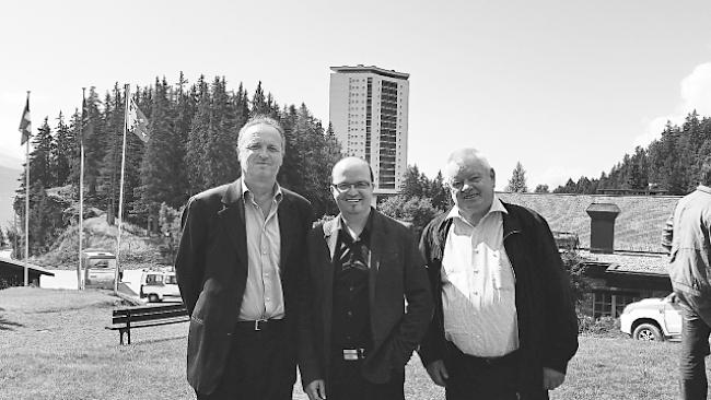 Unter sich. Patrice Clivaz, Organisator des Tages, Caesar Jaeger, Präsident der Bruderschaft, und Grégoire Dussex, neues Mitglied der Bruderschaft, in Crans-Montana.