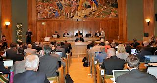 Der Frauenanteil im Grossen Rat betrage nicht einmal 20 Prozent, kritisiert die Vereinigung FrauenNetzwerk Oberwallis. 