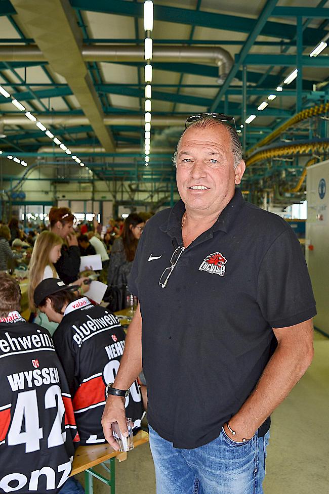 Trainer Kim Collins bei der Präsentation des Teams während dem Tag der offenen Tür in der Mengis Druckerei.