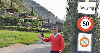 Alexander Igler zeigt ausgangs Getwing die schmale Strasse Richtung Leuk.