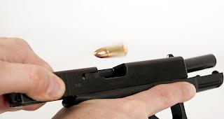 Einer der T&auml;ter bedrohte eine Angestellte mit einer Schusswaffe. (Symbolbild)