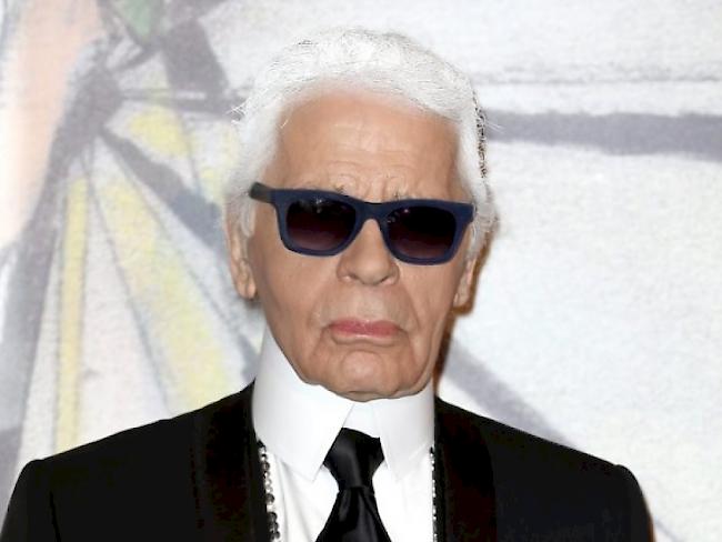 Mozartzopf, dunkle Brille, Vatermörder-Kragen: Karl Lagerfeld wird heute 77, 80 oder 82 Jahre alt (Archiv)