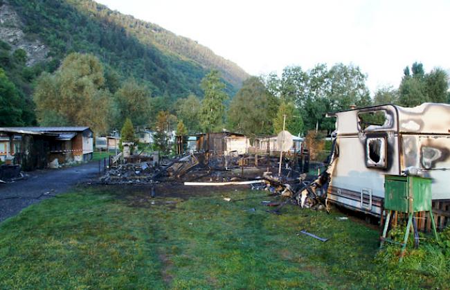 Am Donnerstagmorgen wird das Schadensausmass auf dem Camping Simplonblick in Raron ersichtlich, wo am späten Mittwochabend ein Feuer ausgebrochen ist. 