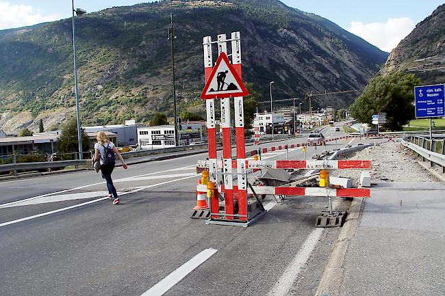 Sportlich. Eine Fussgängerin überquert die Bahnhofstrasse bei Gampel-Steg im Laufschritt, wo schon bald eine Mittelinsel einen sicheren Raum zur Überquerung der Strasse bieten soll.