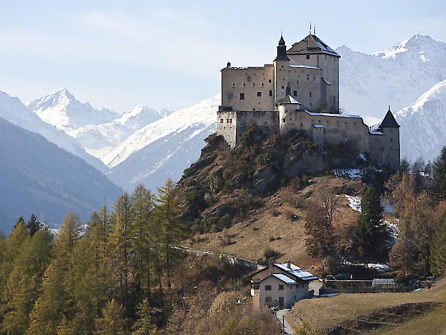 Das Schloss Tarasp wechselt den Besitzer: Der international bekannte, einheimische Künstler Not Vital kann den 1000-jährigen Bau in Scuol GR mit dem Segen der Gemeinde kaufen. Das Schloss soll weiterhin öffentlich zugänglich sein.