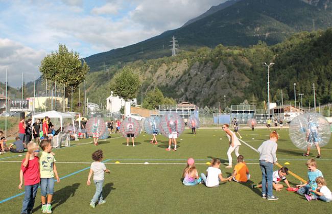 Zahlreiche Zuschauer - mehr als die Organisatoren erwartet hatten - fanden sich auf dem Natischer Sportplatz ein. 