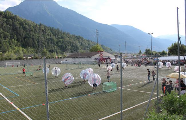 Zahlreiche Zuschauer - mehr als die Organisatoren erwartet hatten - fanden sich auf dem Natischer Sportplatz ein. 