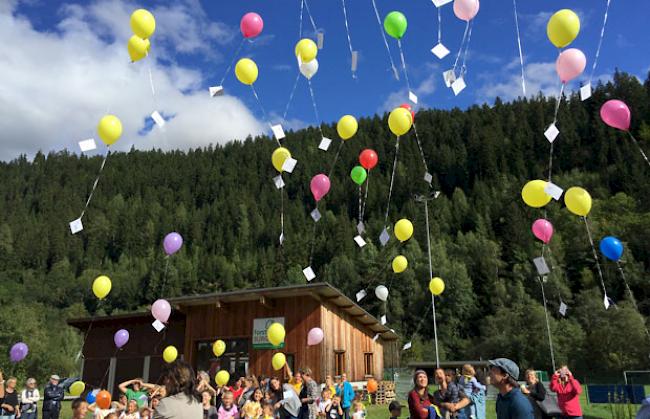 Zum Abschluss durften die Kinder Luftballone mit persönlichen Wünschen fliegen lassen.