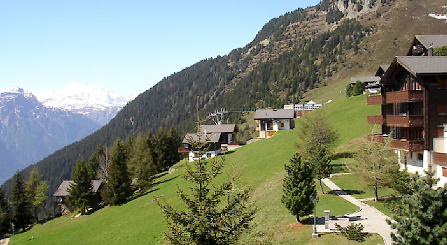 Umstritten. Blick auf das Gelände der Überbauung Vieux Valais auf der Riederalp, wo weitere 16 Zweitwohnungen realisiert werden sollen. 