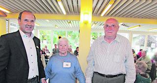 Die Besten. Reinhard Venetz, Direktor Seniorenzentrum Naters (links), mit den Siegern Anna Walker und Josef Gsponer. 