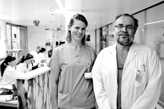 Auszeichnung. Dr. med. Friederike Meyer, Chefärztin und Abteilungsleiterin Intensivmedizin und Anästhesie am SZO, Leitende Notärztin Kanton Wallis, und Dr. med. Hans Kummer, Chefarzt und Departementsleiter Radiologie, Anästhesie, Intensivmedizin, Notfall, medizintechnische Dienste.