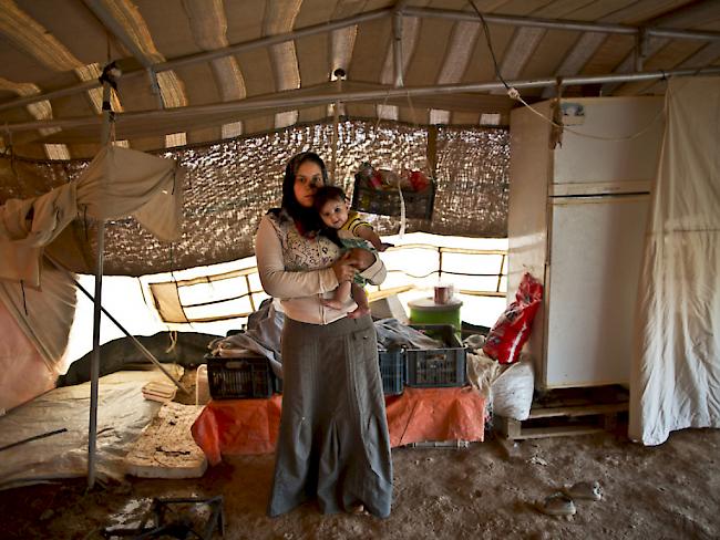 Syrische Flüchtlingsfrau mit Kind in einem jordanischen Lager nahe der syrischen Grenze. (Archiv)